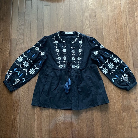 Zara black embroidered black top, white and blue embroidered floral pattern. XS - Picture 2 of 7